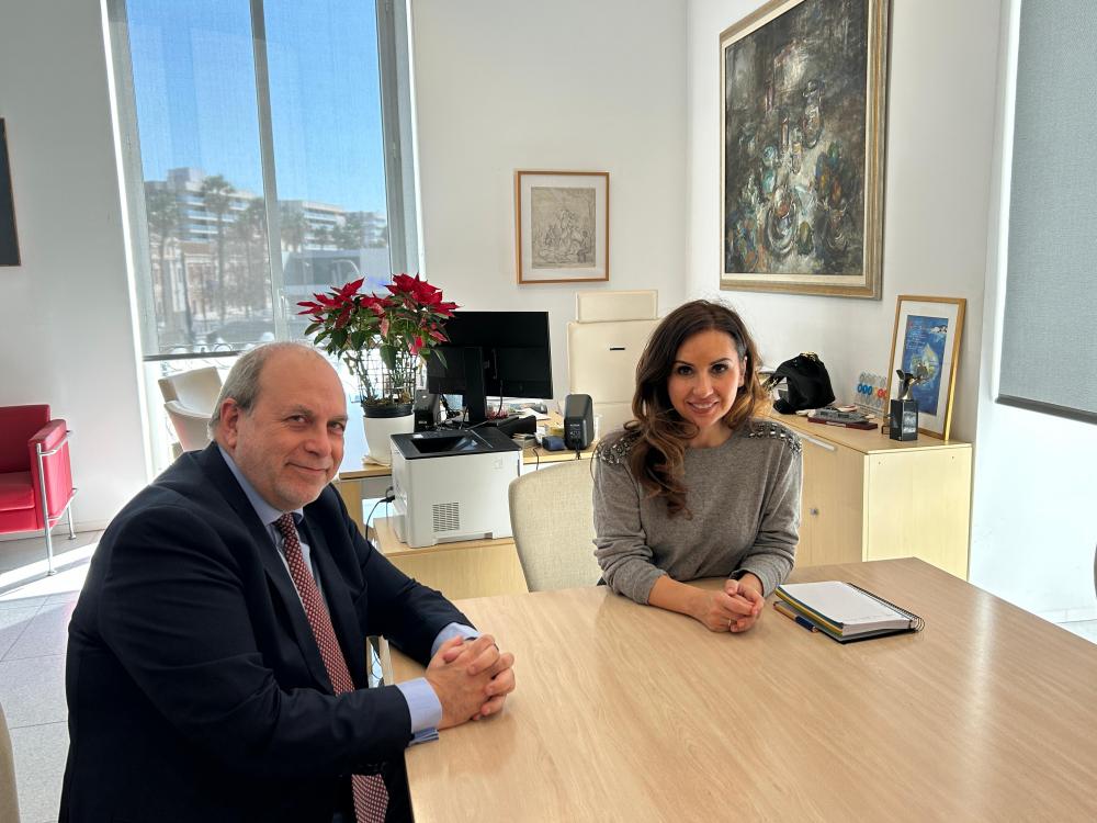  Dr. Ramia, jefe del Servicio de Cirugía General del Hospital General Universitario Dr. Balmis junto a la Concejala de Turismo de Alicante Ana Poquet Mas