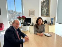  Dr. Ramia, jefe del Servicio de Cirugía General del Hospital General Universitario Dr. Balmis junto a la Concejala de Turismo de Alicante Ana Poquet Mas